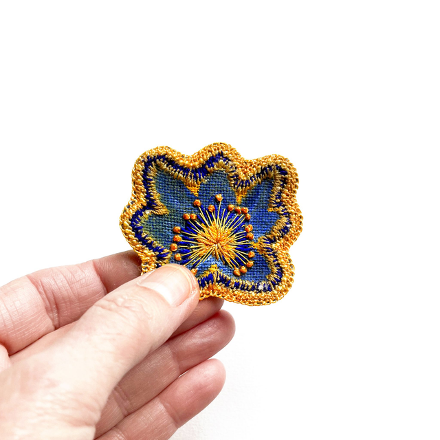 Broches peintes et brodées main (à choisir dans la liste)