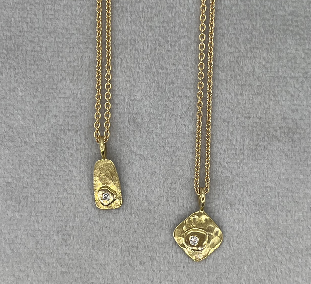 18kt gold charm and 1,5 mm VS diamond