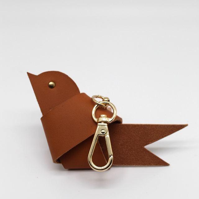 Bijou de sac oiseau en cuir upcyclé camel