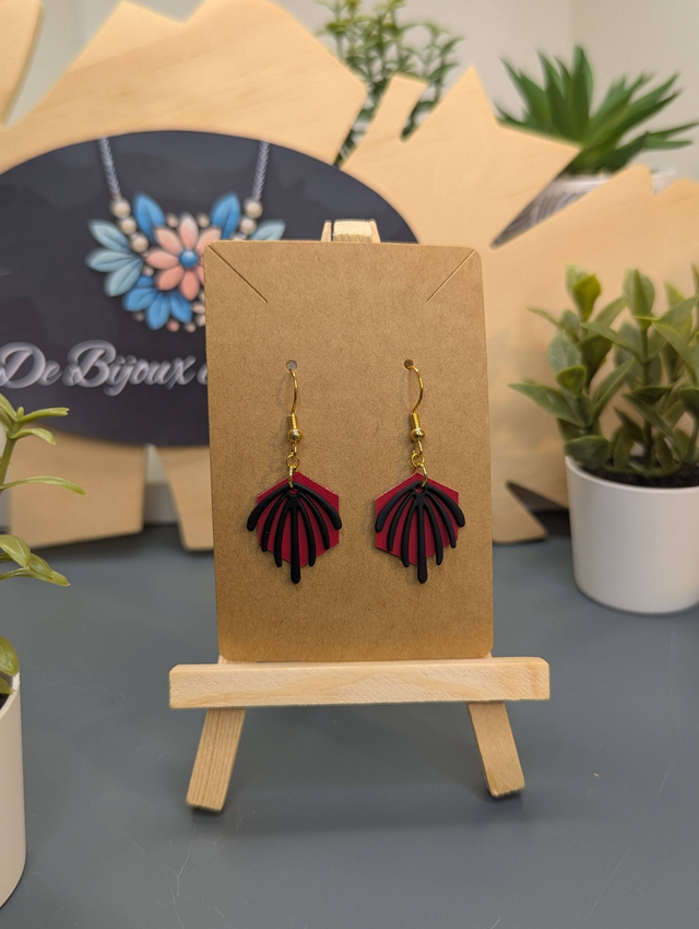 Petites boucle d&#039;oreilles pendante  en cuir et tissus enduit avec un pendentif noir. 