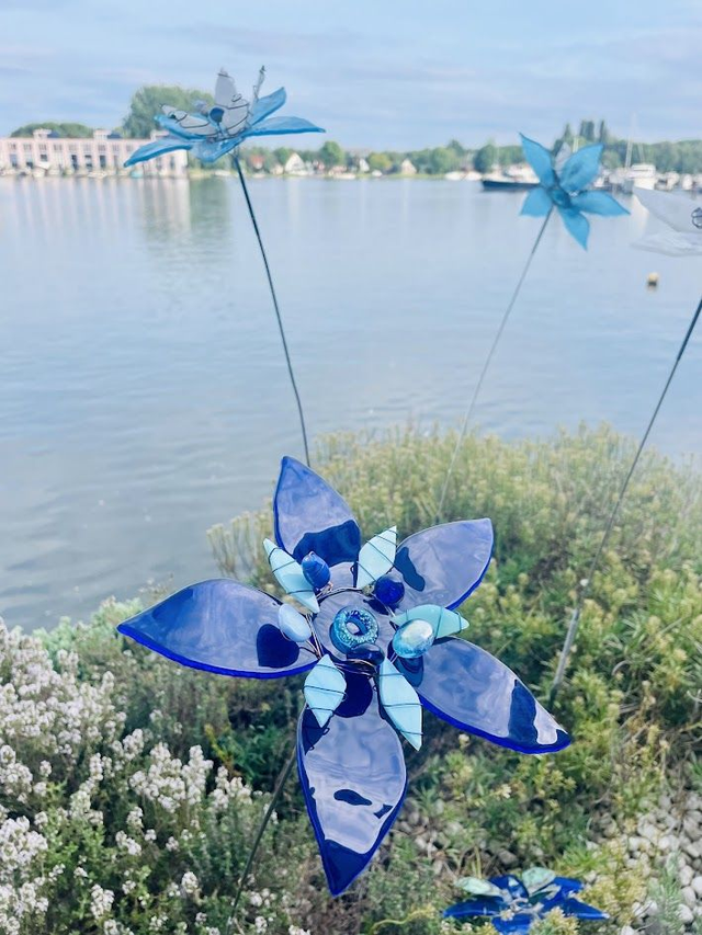 Luxe Glazen Tuinsteker Kobaltblauw - Handgemaakte Bloemenkunst - Unieke Glasfusing Decoratie voor Tuin of Vaas