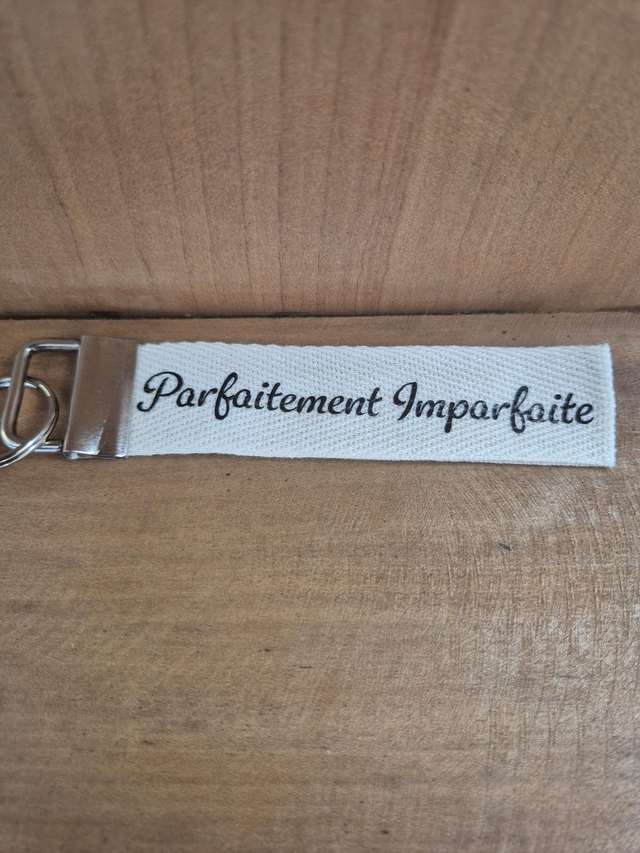 Porte clef ruban &quot; parfaitement imparfaite &quot;