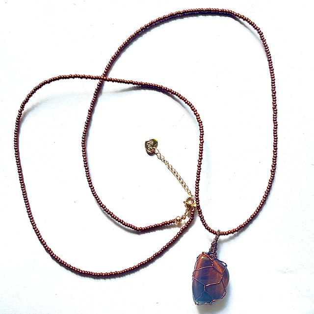 C40 - Collier perles en verre et œil du taureau 