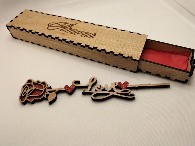 Rose d'amour dans son écrin