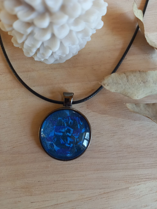 Collier Cabochon à effets peints - bleu / cordon noir avec fermoir argenté