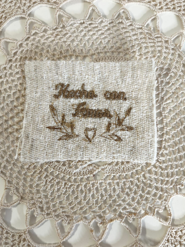 Etiqueta bordada hecho con amor