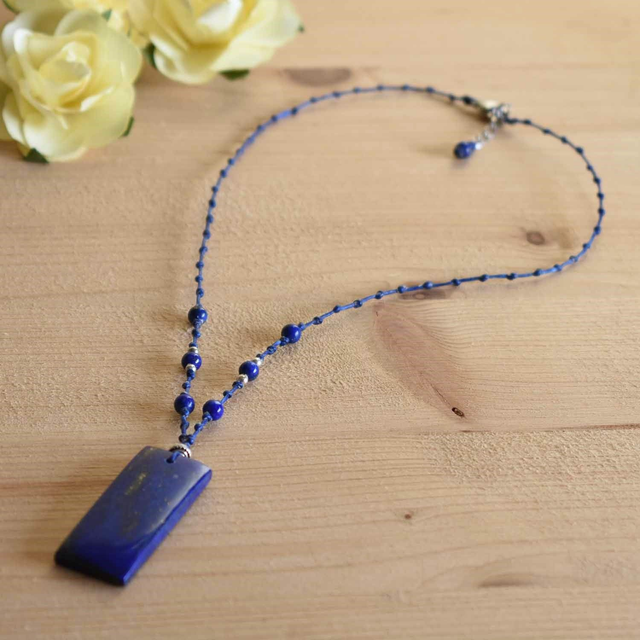 Ras du cou cordon avec cabochon rectange en lapis lazuli