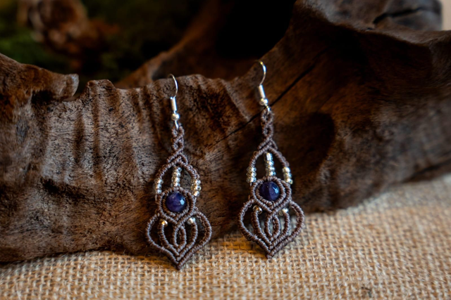 Boucles d&#039;oreilles en micro-macramé marron et perles Améthyste 