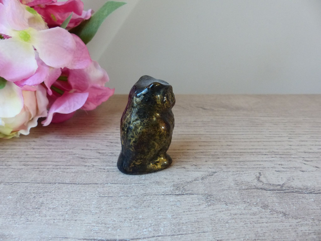 Figurine Miniature Hibou en Céramique Polychrome Mordoré - Objet Vintage Porte-Bonheur - Sculpture Chouette Marron et Doré pour Collection