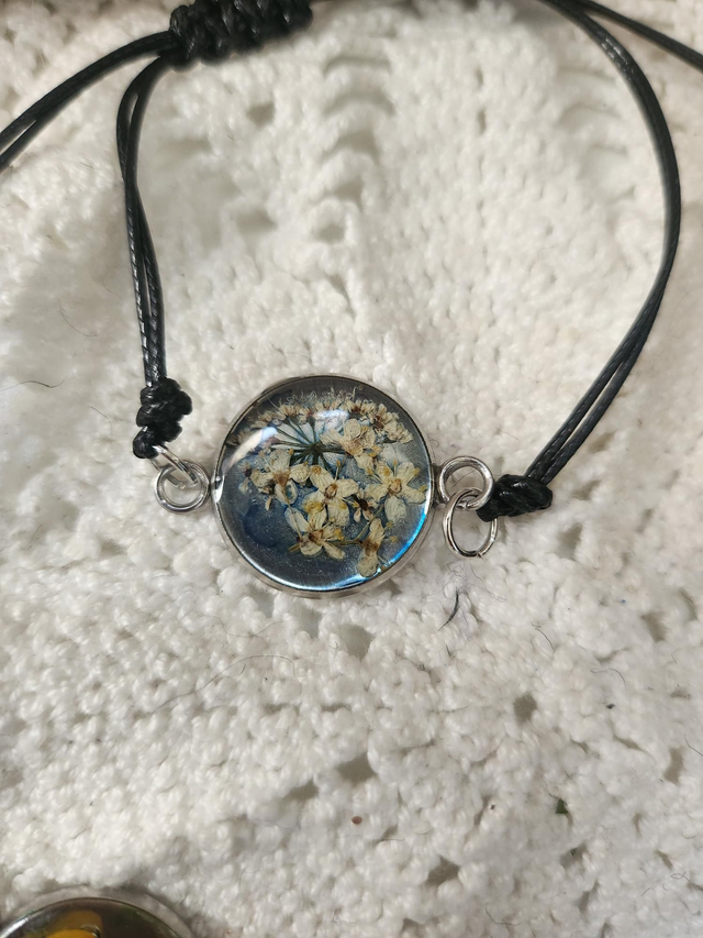 Bracelet fleurs fond bleu cordon noir