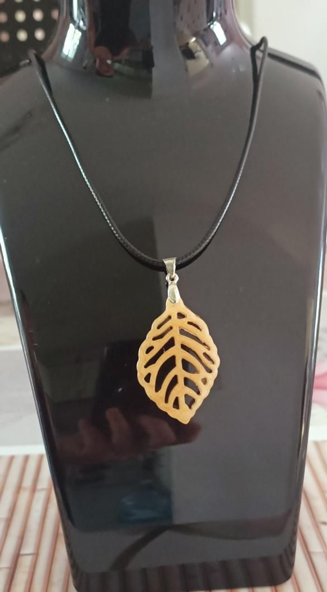 Collier feuille résine 