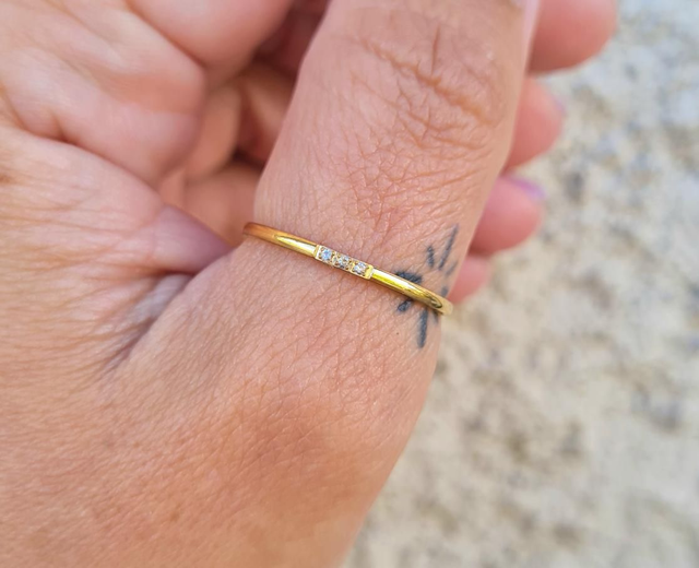 Bague "Samia" en acier inoxydable or et 3 petits zircons (3 tailles à choix)