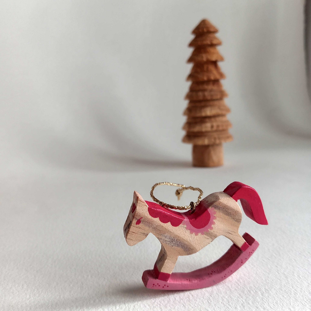 Cheval à bascule rose