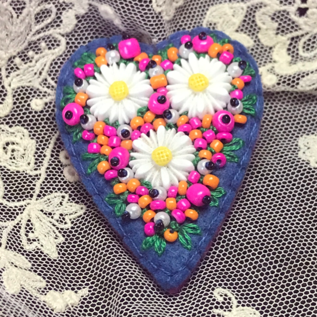 Broche bleu/marguerites cœur long 