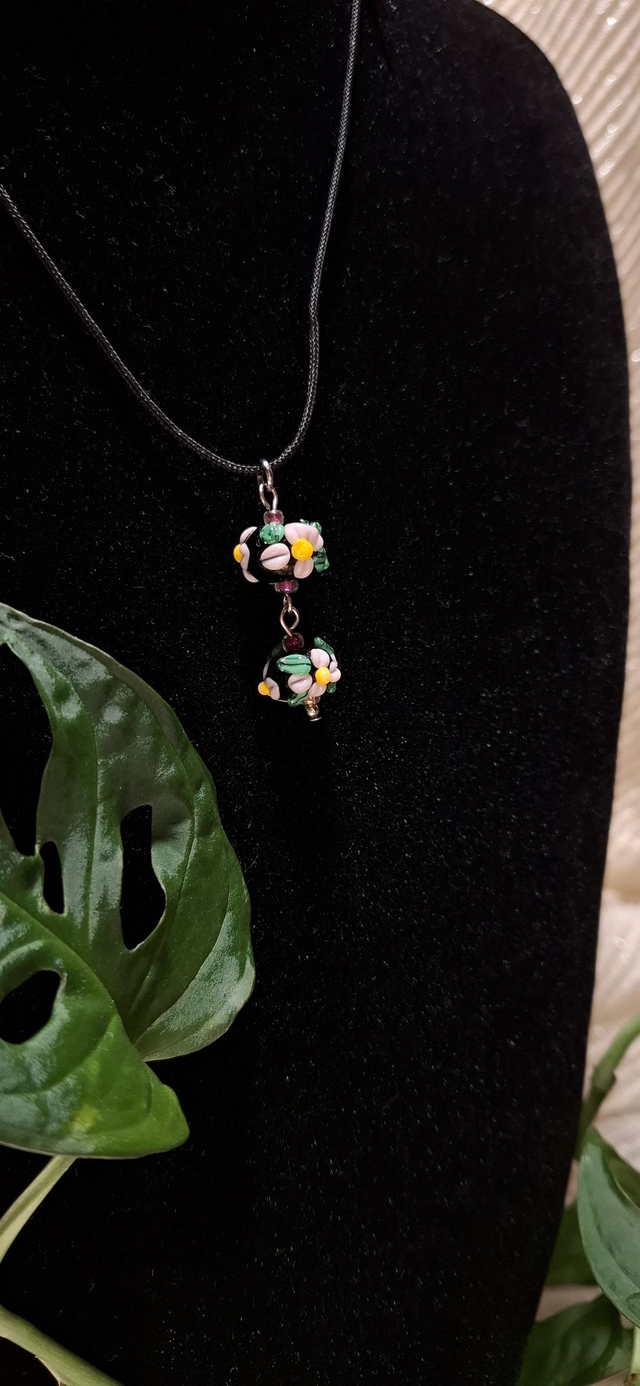 Riipus lasihelmillä