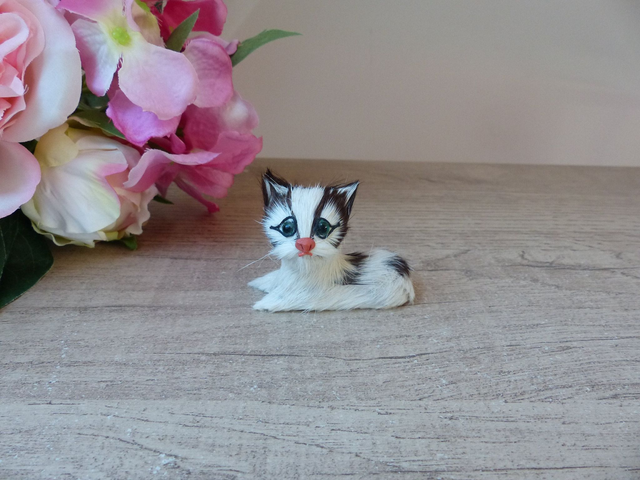 Figurine Miniature Chaton en Fausse Fourrure – Vintage – Petit Chat Couché – Décoration Animalière pour Collection Étagère ou Vitrine