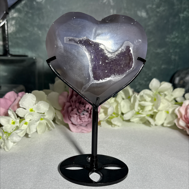 Druzy agate heart on custom stand