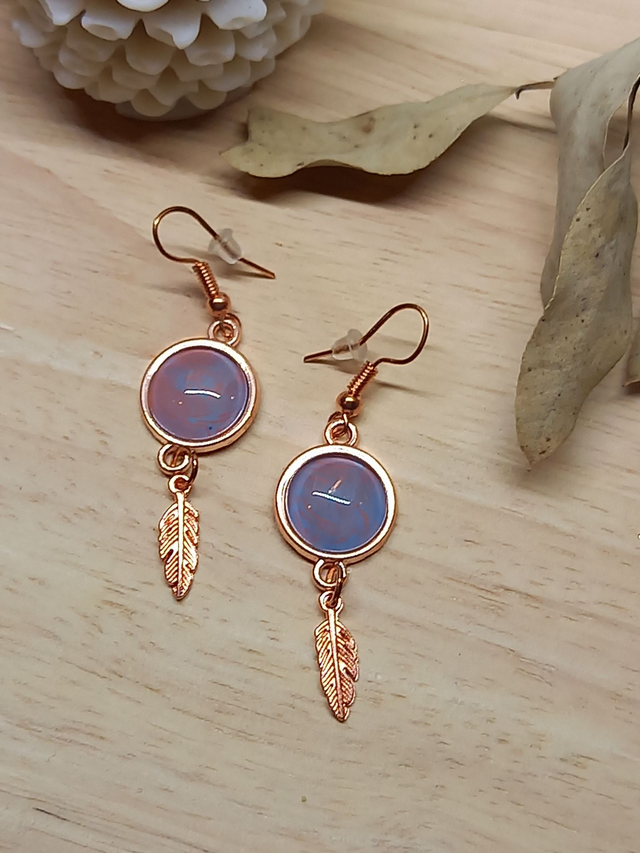 Boucles d&#039;oreilles Composition cabochon bleu - or rose avec plume