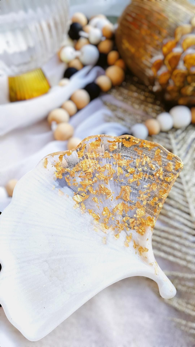 Ginkgo decorative tray 18cm- pearl white with half gold leaf