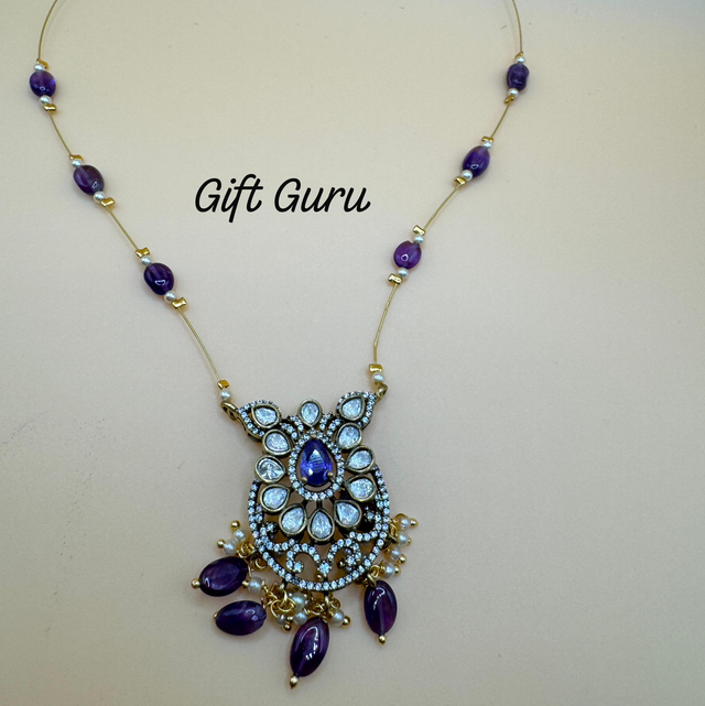 Invisible chain with Victorian pendant 