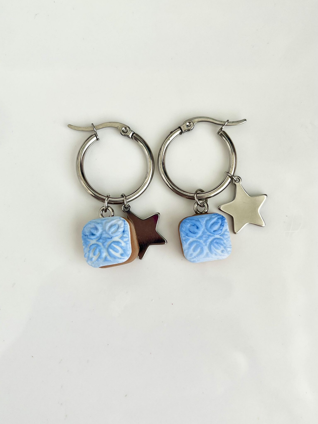 Orecchini Siciliani a Cerchio con mini maiolica e ciondoli in acciaio - Azzurro