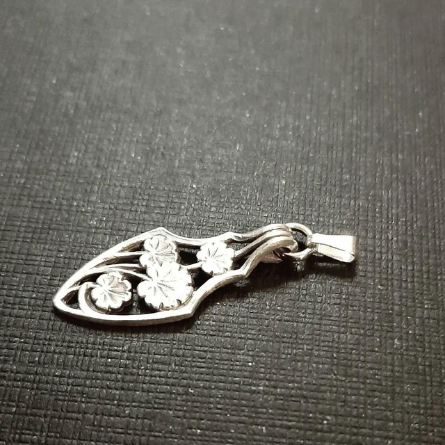 Pendentif en argent massif. Collection Fleur.