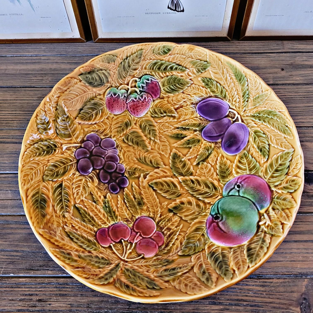 X Plat en barbotine Sarreguemines rond creux, décor de fruits