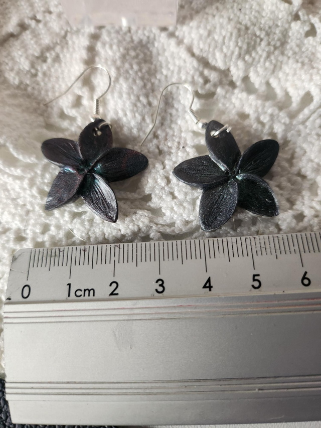Boucles noires fleurs de tiares petites