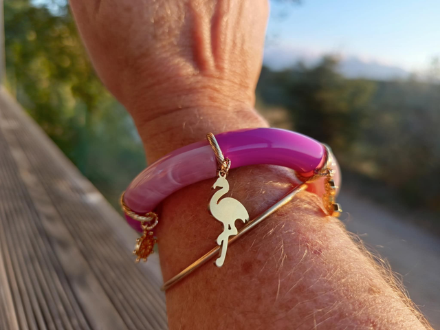 Bracelet perles tubes incurvées acrylique Gulabi Pakshi