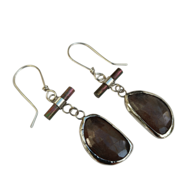 Korunt saffier oorbellen in zilver en titanium