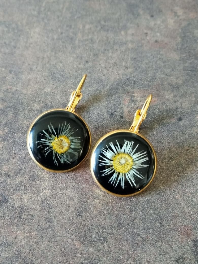 Boucles d'oreilles pendantes crochet couleur dorée avec inclusion d'une fleur séchée avec de la résine époxy 