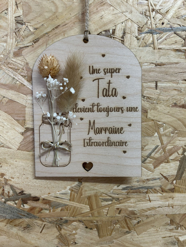 Plaque en bois arche "une super tata devient toujours une Marraine extraordinaire" avec fleurs séchées   