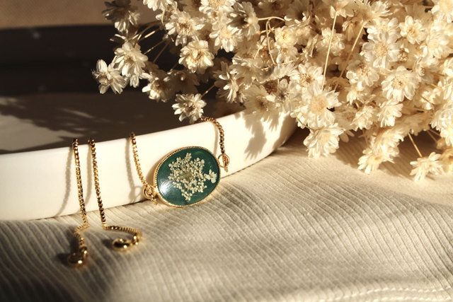 Bracelet avec des fleurs naturelles de carottes sauvages blanches