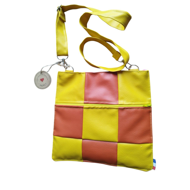 Grande pochette XXL carrée en patchwork de simili cuir bicolore orange et jaune