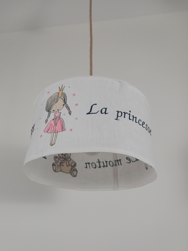 Abat-jour suspension en lin blanc brodé - Luminaire enfant. Diamètre 35 cm. Création artisanale unique