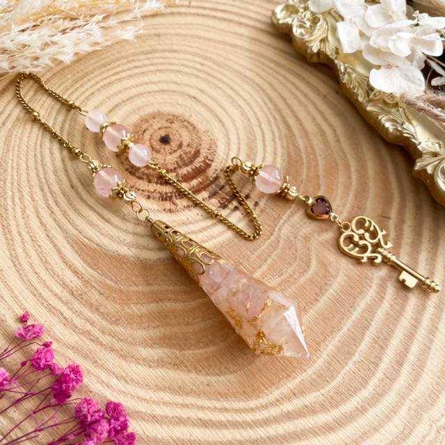 Grand pendule divinatoire en quartz rose, modèle clef