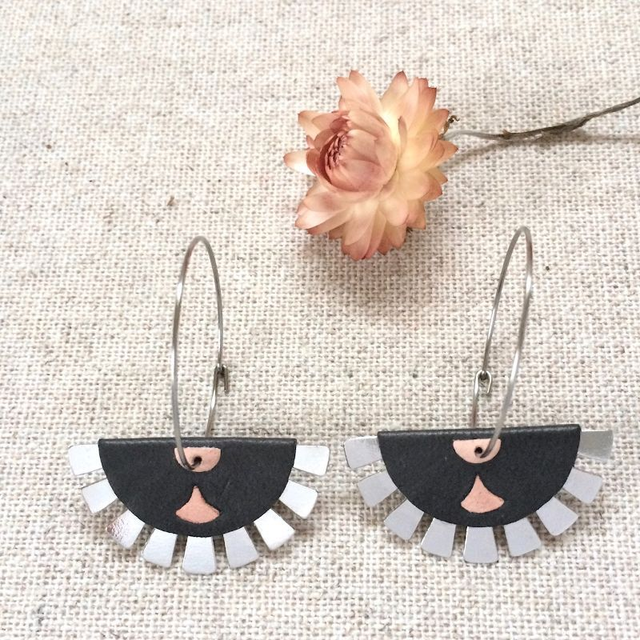 Boucles d’oreilles « Let the sun shine » argentées, cuir gris anthracite et couleur chair