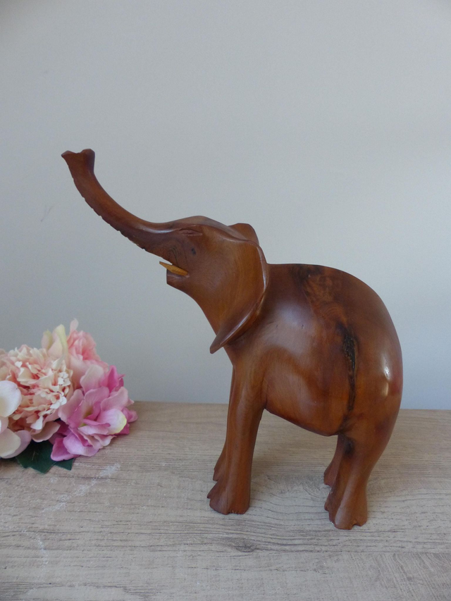 Sculpture artisanale d’éléphant en bois massif – Élégante décoration boho, pièce unique sculptée à la main, symbole de force et de chance