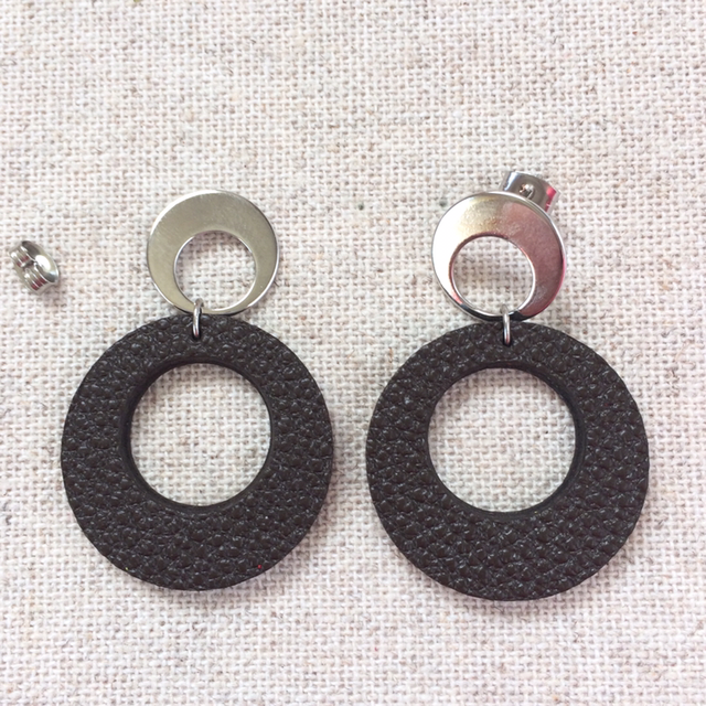 Boucles d’oreilles « Rondo » argentées, cuir brun