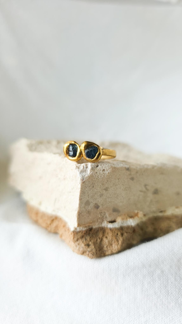 Anel com Duas Safiras Azuis em Bruto