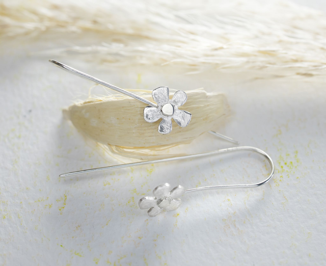 Pendientes de Margarita de colgar hechos a mano en plata 925