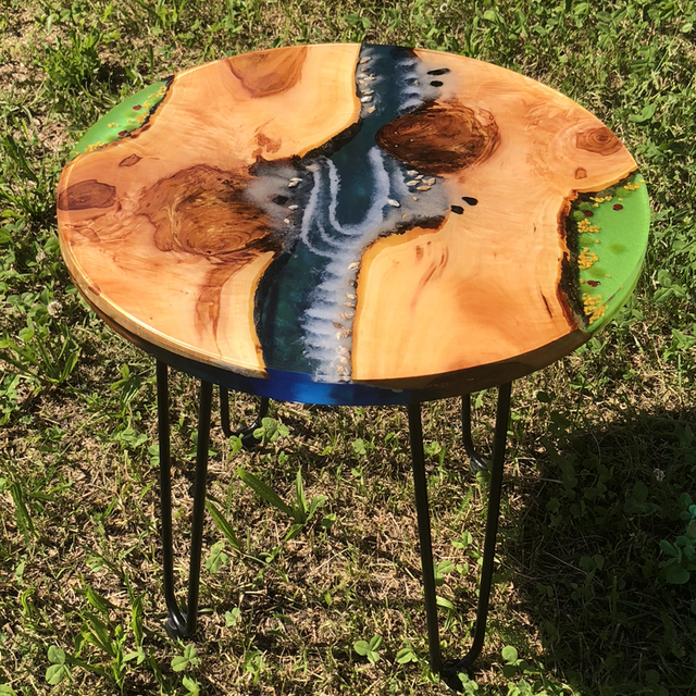 Tavolino “fortuna” in resina e legno