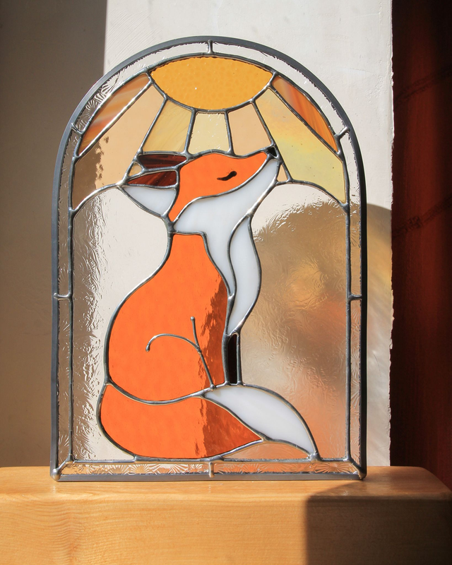 Orphée le renard qui rêve sous les rayons d’ambre