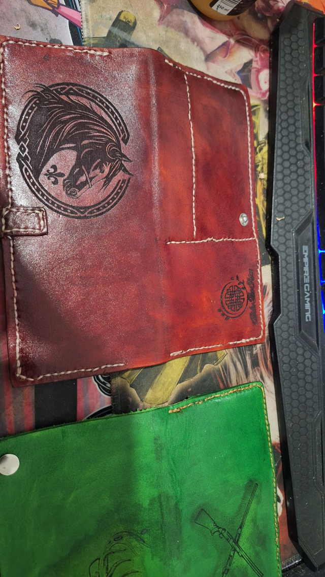 Pochette Cuir Rouge Gravé Cheval | Organisateur Voyage Fait Main | Cadeau Équestre Personnalisé