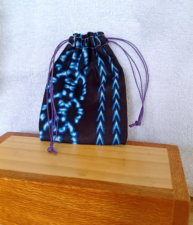 Petite pochette 8x11cm tissu noir et bleu