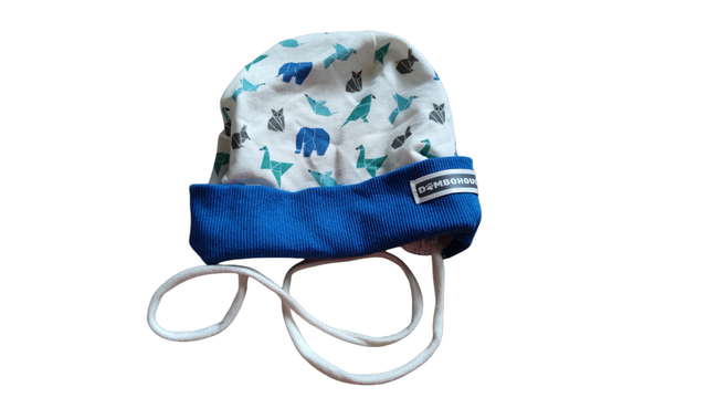 Bonnet bleu et blanc avec organigramme animaux (Dembo House)