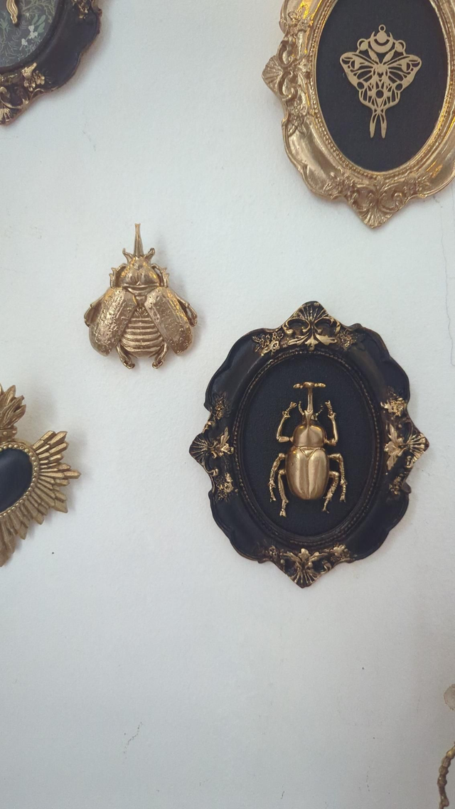 Cadre baroque doré vieilli scarabée