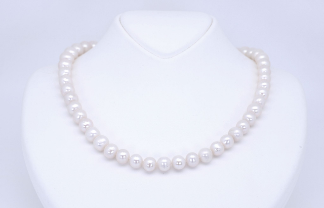 Feminine Eleganz – Handgeknüpfte Süßwasserperlenkette mit vergoldetem Magnetverschluss - Klarissa