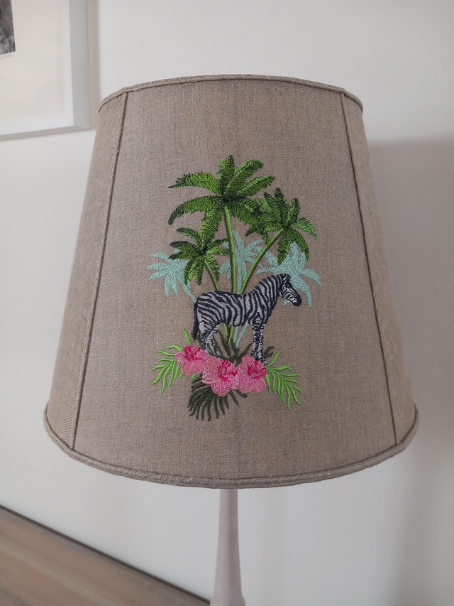 Lampe de table- Abat-jour lin brodé &quot;Savane Africaine&quot; et pied de lampe en bois de hêtre Français