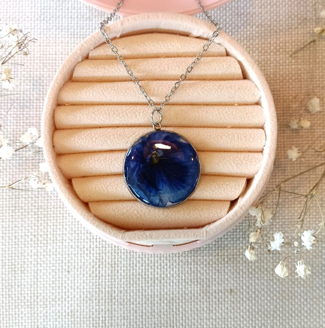 Coralie - Collier avec véritable fleur de pensée bleu foncé